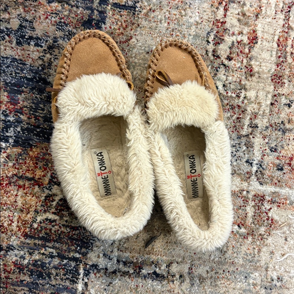 Cozy Minnetonka Chestnut Suede Moccasins with Cream Faux Fur Trim